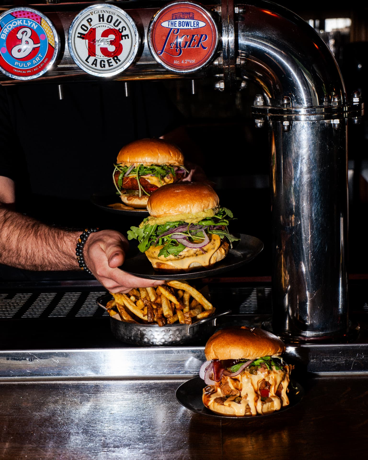 Burgers servis au bar du Bowler