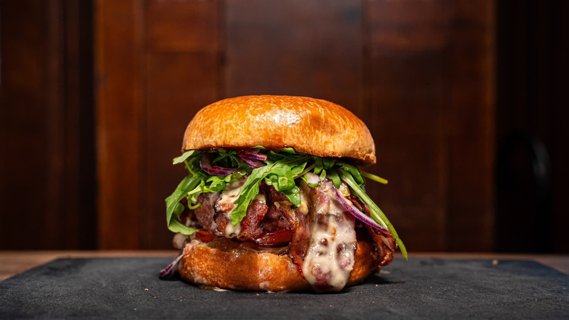 burger blue cheese bacon cuit au four à braise