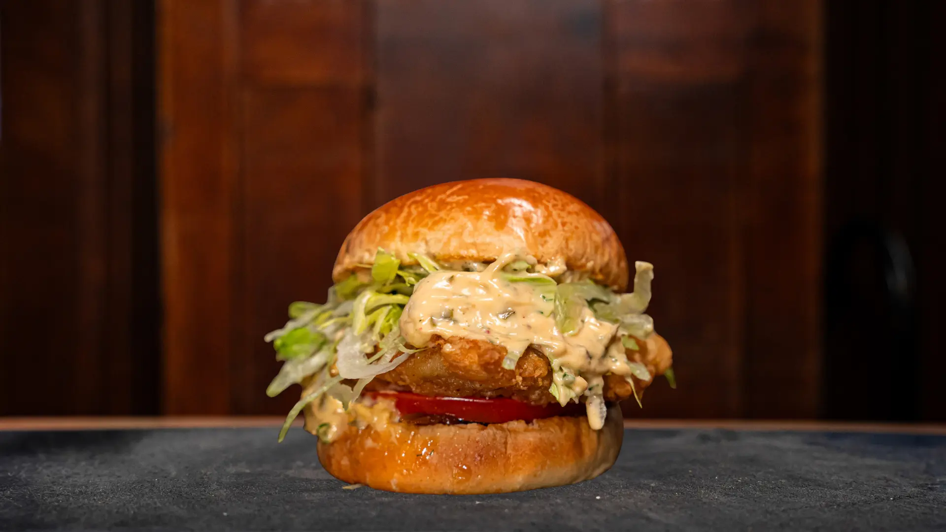fish burger cuit au four à braise