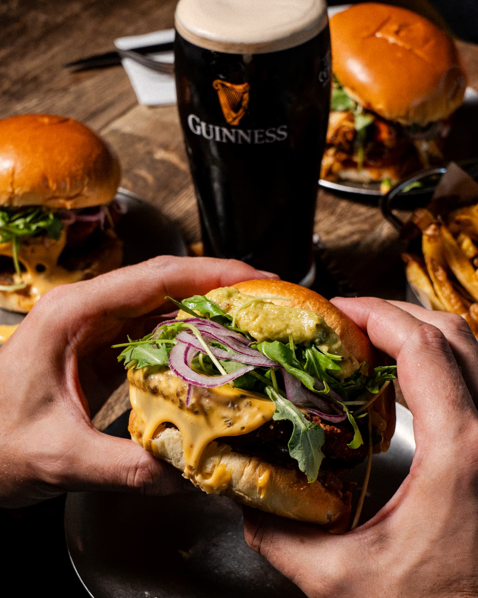 Burger et pinte de Guinness au Pub The Bowler