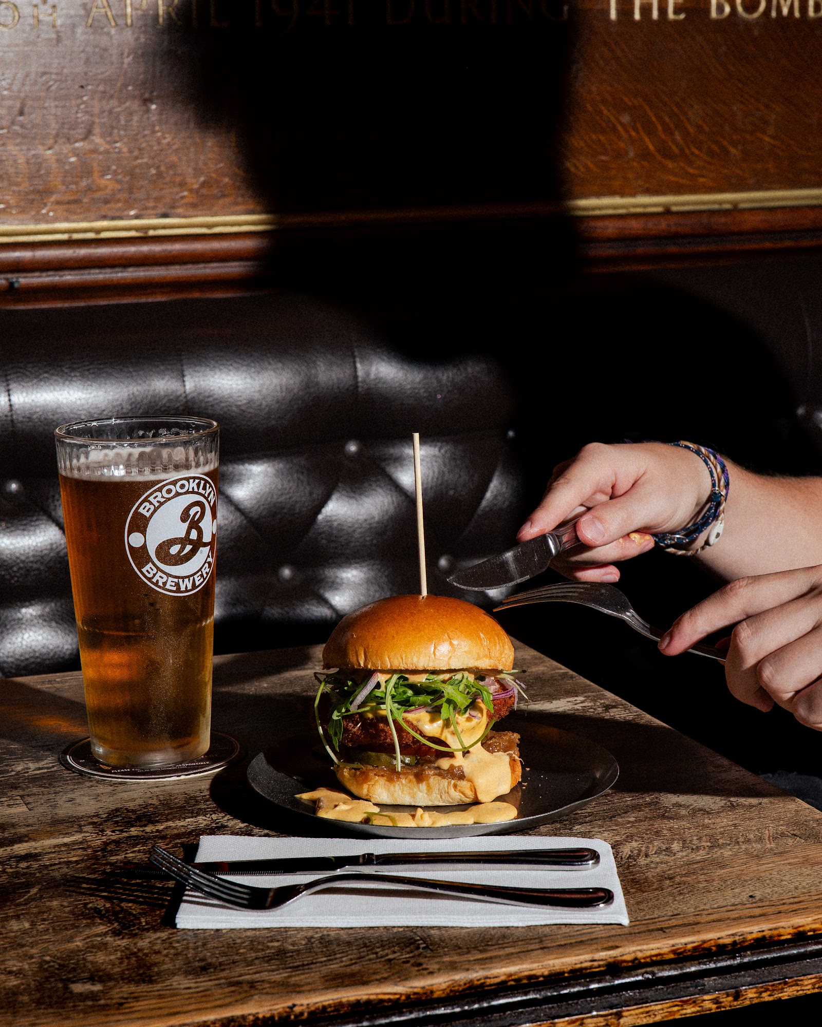 Burger et pinte servis au Pub The Bowler
