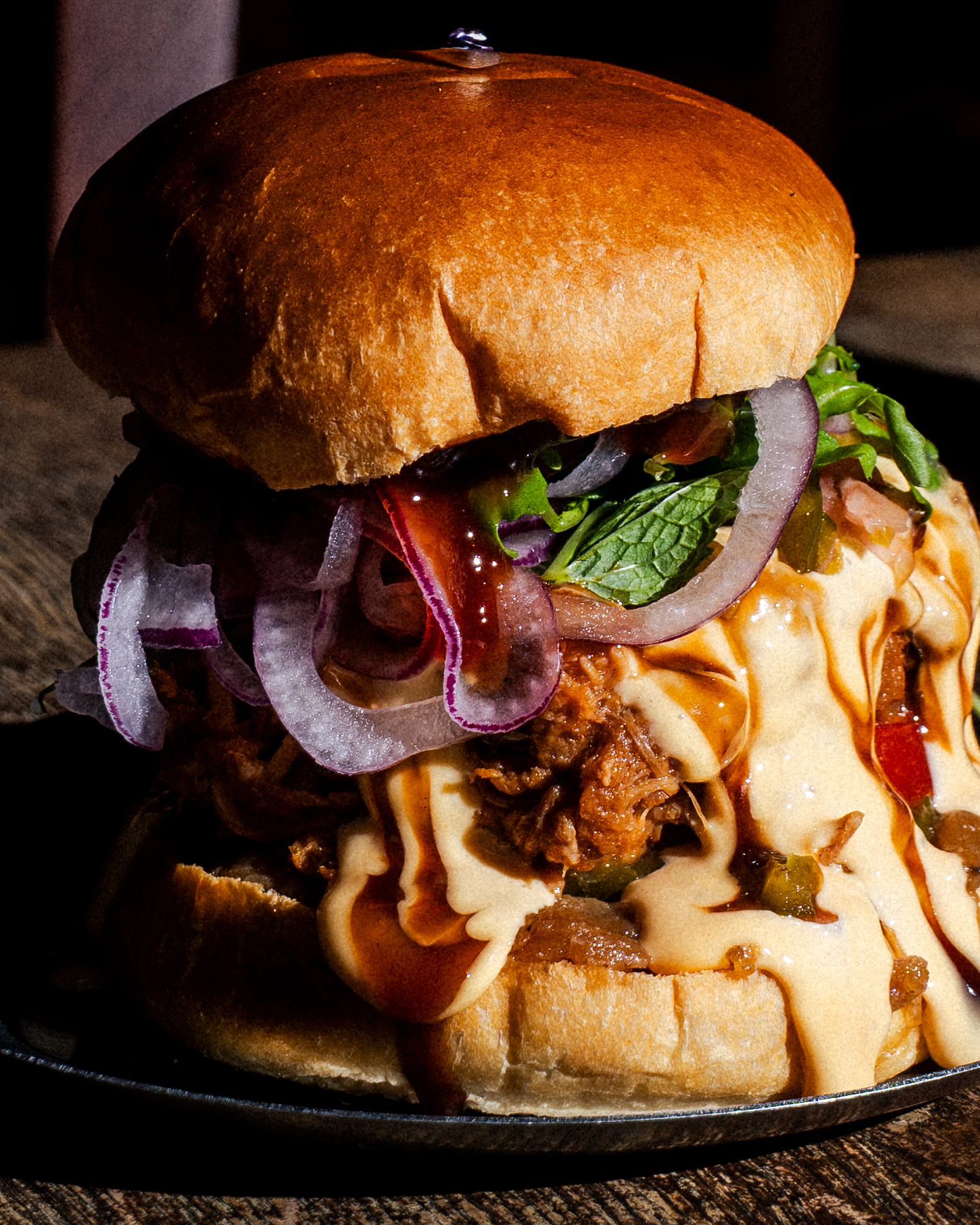 Burger généreux cuit à la braise, vue rapprochée