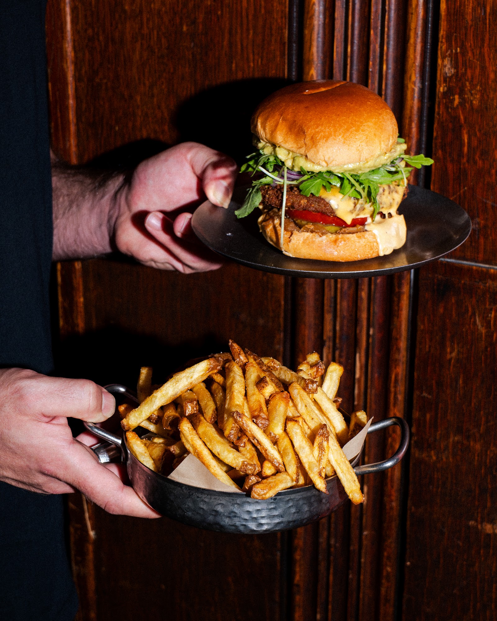Burger et frites maison servis à table